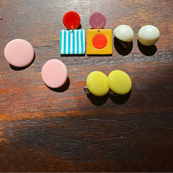 Vintage collection of 4 pairs of earrings clip & posts  white yellow pink multi - Picture 6 of 6